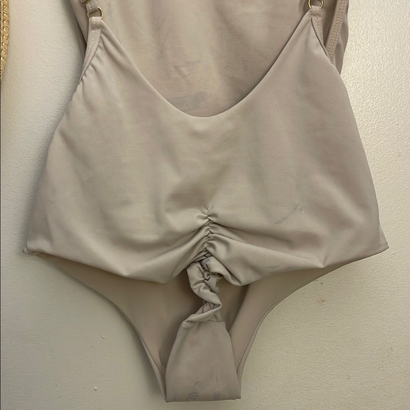 SANTO AZUL | Cream One Pieces with Elegant Design Size Medium - Picture 4 of 7